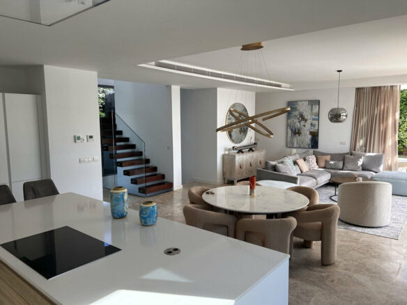 FOR SALE 🏡 Contemporary Five-Bedroom Villa with Pool, Gym and Games Room – Cancelada, New Golden Mile, Estepona 🇪🇸