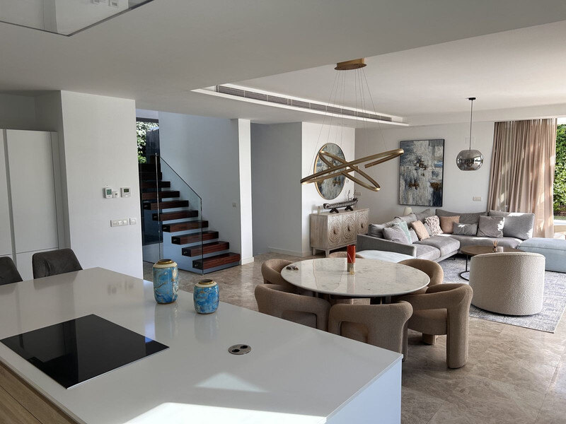 FOR SALE 🏡 Contemporary Five-Bedroom Villa with Pool, Gym and Games Room – Cancelada, New Golden Mile, Estepona 🇪🇸