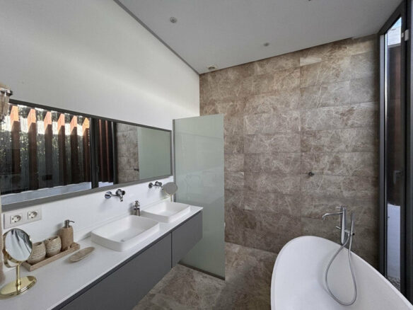FOR SALE 🏡 Contemporary Five-Bedroom Villa with Pool, Gym and Games Room – Cancelada, New Golden Mile, Estepona 🇪🇸