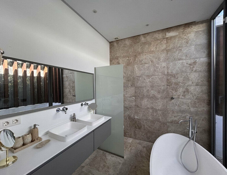 FOR SALE 🏡 Contemporary Five-Bedroom Villa with Pool, Gym and Games Room – Cancelada, New Golden Mile, Estepona 🇪🇸
