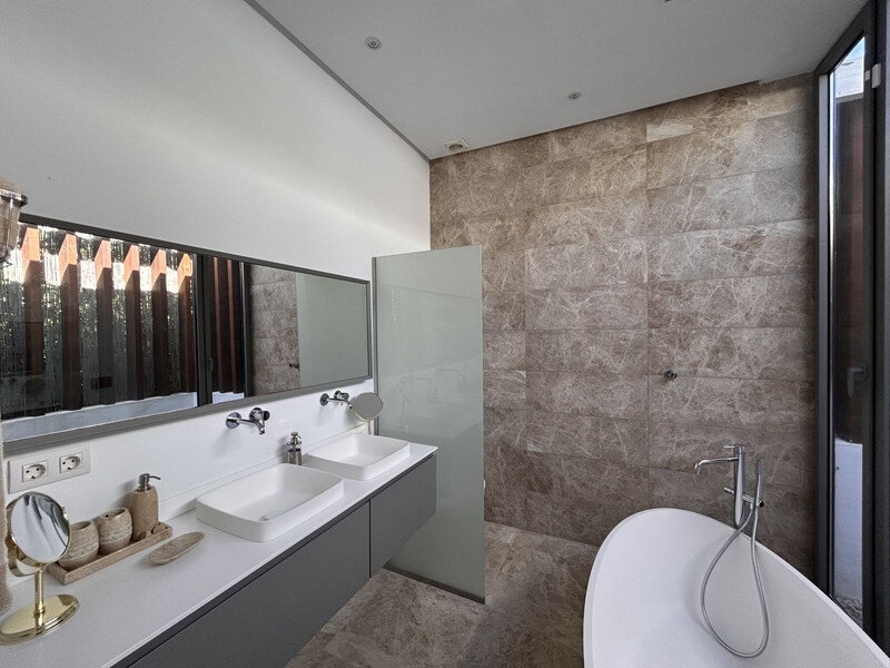 FOR SALE 🏡 Contemporary Five-Bedroom Villa with Pool, Gym and Games Room – Cancelada, New Golden Mile, Estepona 🇪🇸