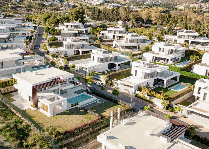 FOR SALE 🏡 Contemporary Five-Bedroom Villa with Pool, Gym and Games Room – Cancelada, New Golden Mile, Estepona 🇪🇸