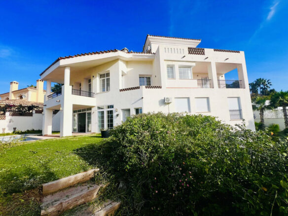 FOR SALE 🏡 Villa to Renovate with Panoramic Sea and Golf Views – El Herrojo, La Quinta, Benahavís 🇪🇸