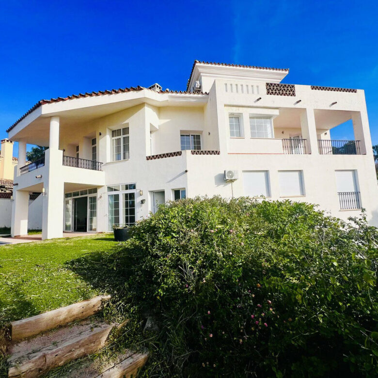 FOR SALE 🏡 Villa to Renovate with Panoramic Sea and Golf Views – El Herrojo, La Quinta, Benahavís 🇪🇸