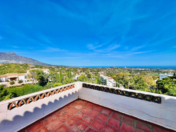 FOR SALE 🏡 Villa to Renovate with Panoramic Sea and Golf Views – El Herrojo, La Quinta, Benahavís 🇪🇸