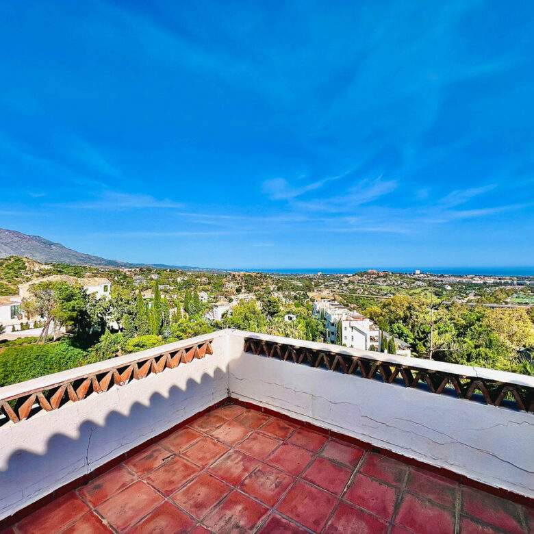 FOR SALE 🏡 Villa to Renovate with Panoramic Sea and Golf Views – El Herrojo, La Quinta, Benahavís 🇪🇸