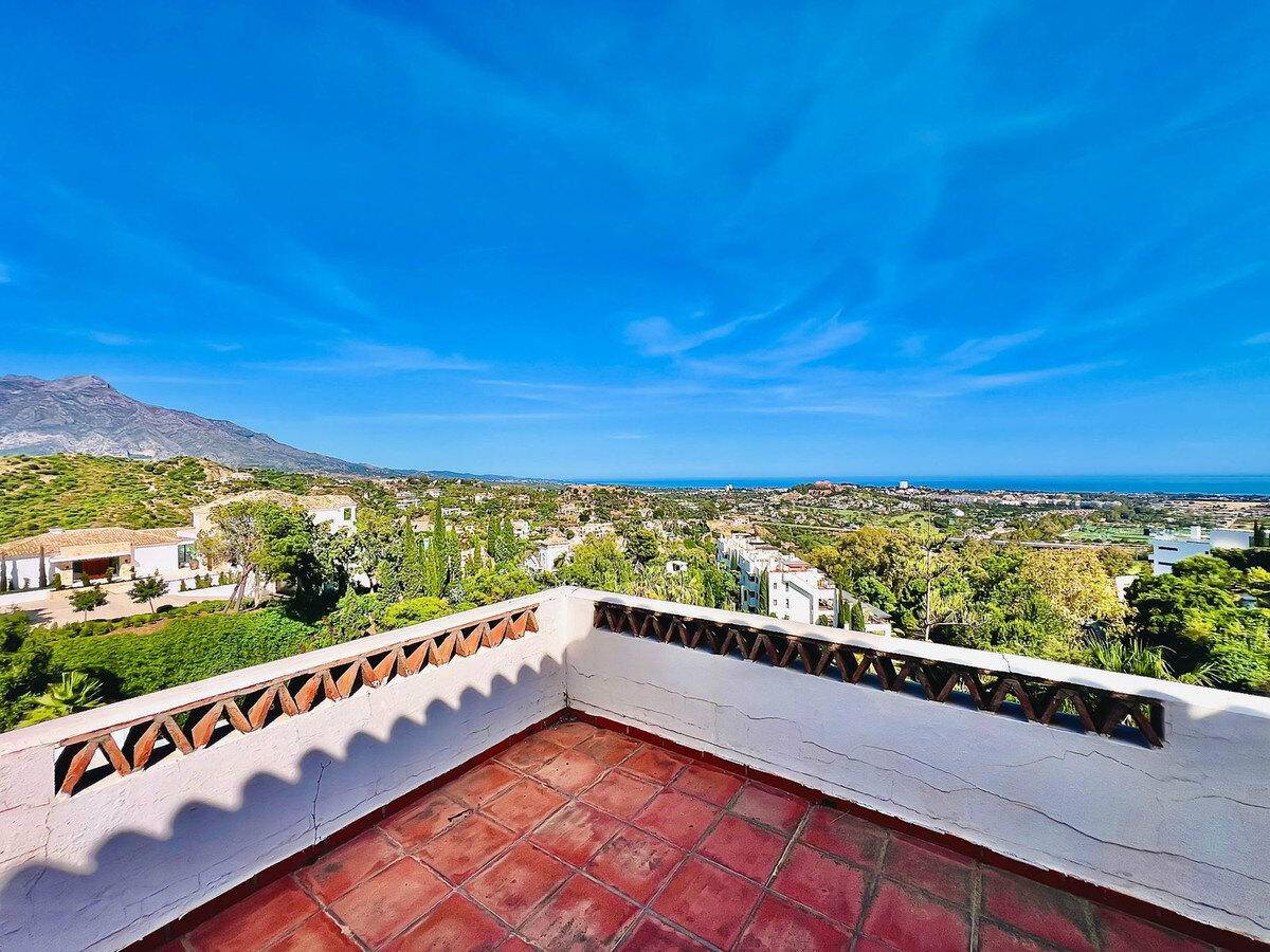 FOR SALE 🏡 Villa to Renovate with Panoramic Sea and Golf Views – El Herrojo, La Quinta, Benahavís 🇪🇸
