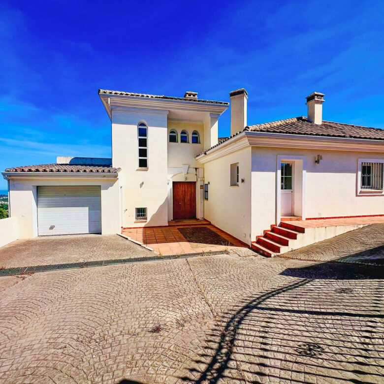 FOR SALE 🏡 Villa to Renovate with Panoramic Sea and Golf Views – El Herrojo, La Quinta, Benahavís 🇪🇸