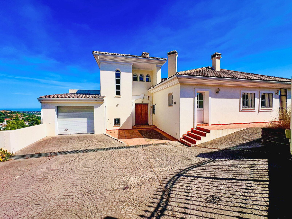 FOR SALE 🏡 Villa to Renovate with Panoramic Sea and Golf Views – El Herrojo, La Quinta, Benahavís 🇪🇸