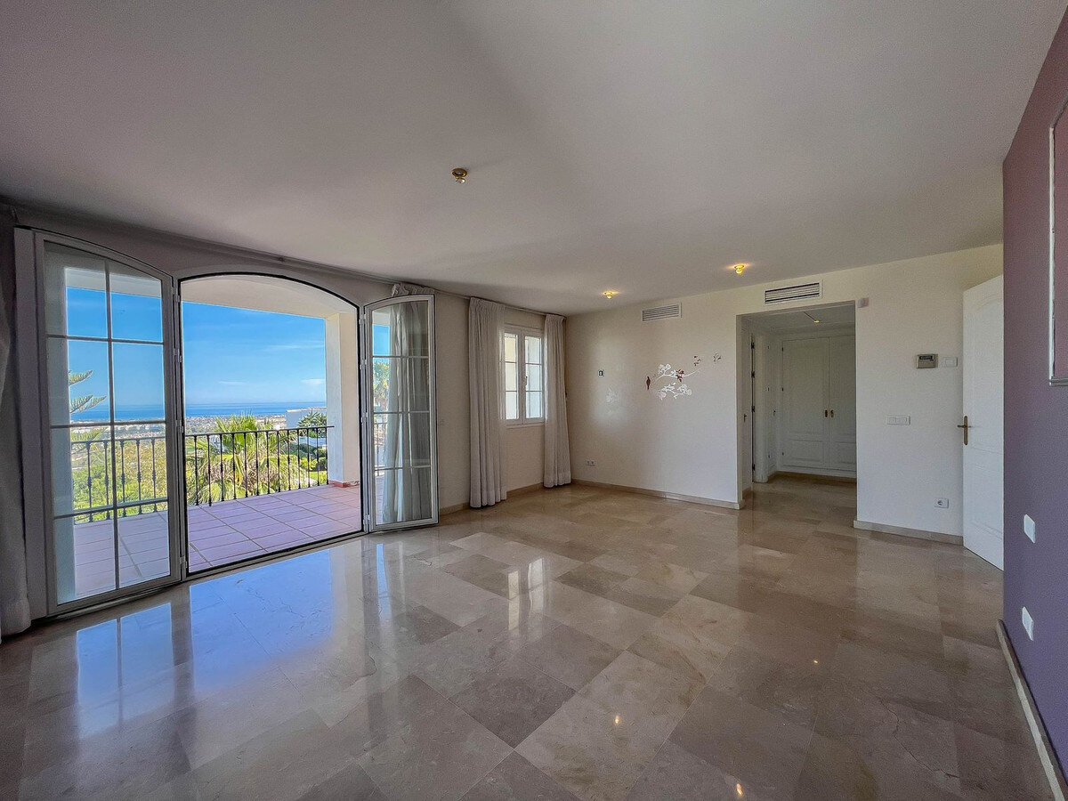 FOR SALE 🏡 Villa to Renovate with Panoramic Sea and Golf Views – El Herrojo, La Quinta, Benahavís 🇪🇸