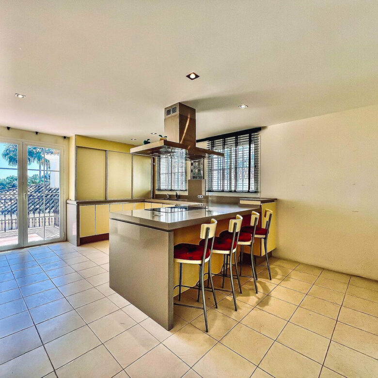 FOR SALE 🏡 Villa to Renovate with Panoramic Sea and Golf Views – El Herrojo, La Quinta, Benahavís 🇪🇸