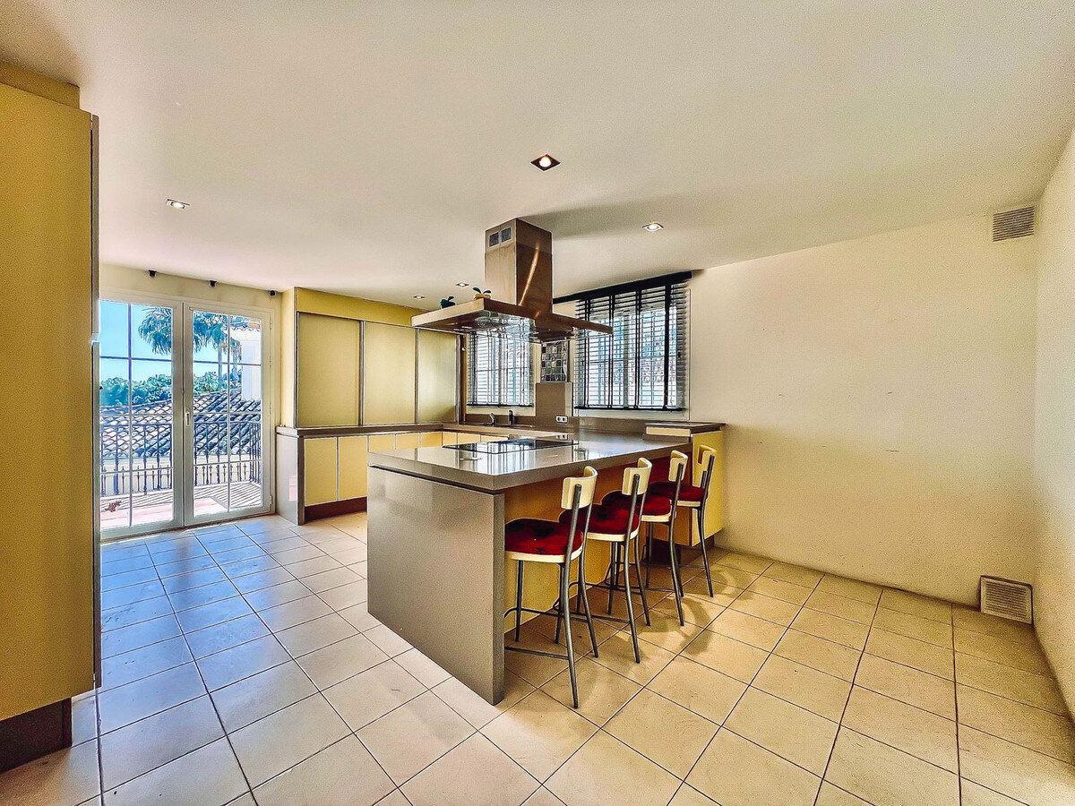 FOR SALE 🏡 Villa to Renovate with Panoramic Sea and Golf Views – El Herrojo, La Quinta, Benahavís 🇪🇸