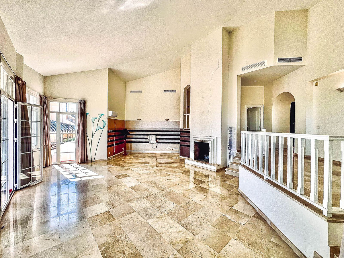 FOR SALE 🏡 Villa to Renovate with Panoramic Sea and Golf Views – El Herrojo, La Quinta, Benahavís 🇪🇸