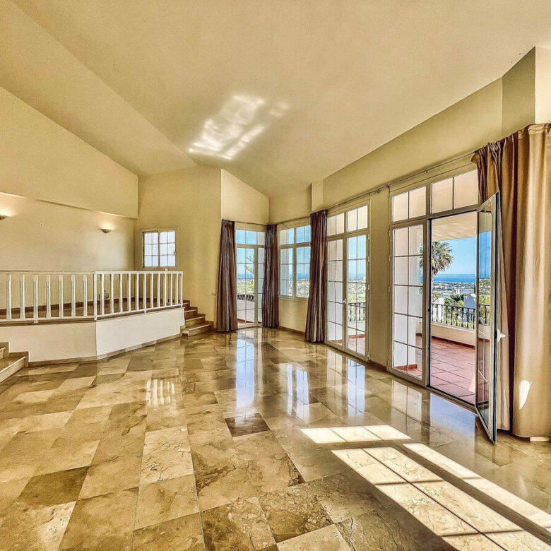 FOR SALE 🏡 Villa to Renovate with Panoramic Sea and Golf Views – El Herrojo, La Quinta, Benahavís 🇪🇸