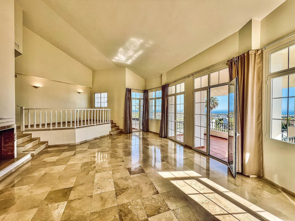 FOR SALE 🏡 Villa to Renovate with Panoramic Sea and Golf Views – El Herrojo, La Quinta, Benahavís 🇪🇸