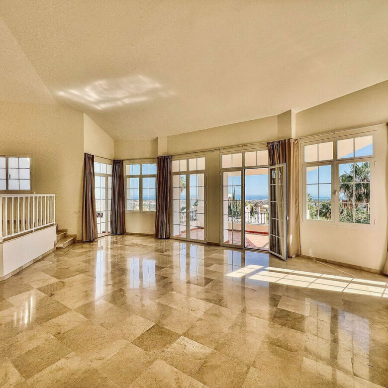 FOR SALE 🏡 Villa to Renovate with Panoramic Sea and Golf Views – El Herrojo, La Quinta, Benahavís 🇪🇸