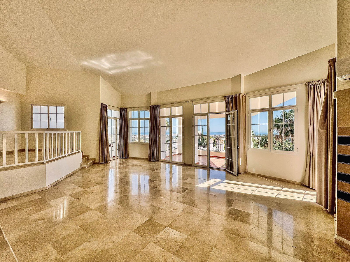 FOR SALE 🏡 Villa to Renovate with Panoramic Sea and Golf Views – El Herrojo, La Quinta, Benahavís 🇪🇸