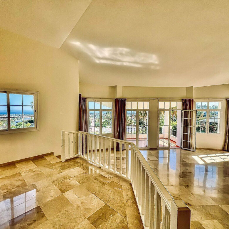 FOR SALE 🏡 Villa to Renovate with Panoramic Sea and Golf Views – El Herrojo, La Quinta, Benahavís 🇪🇸