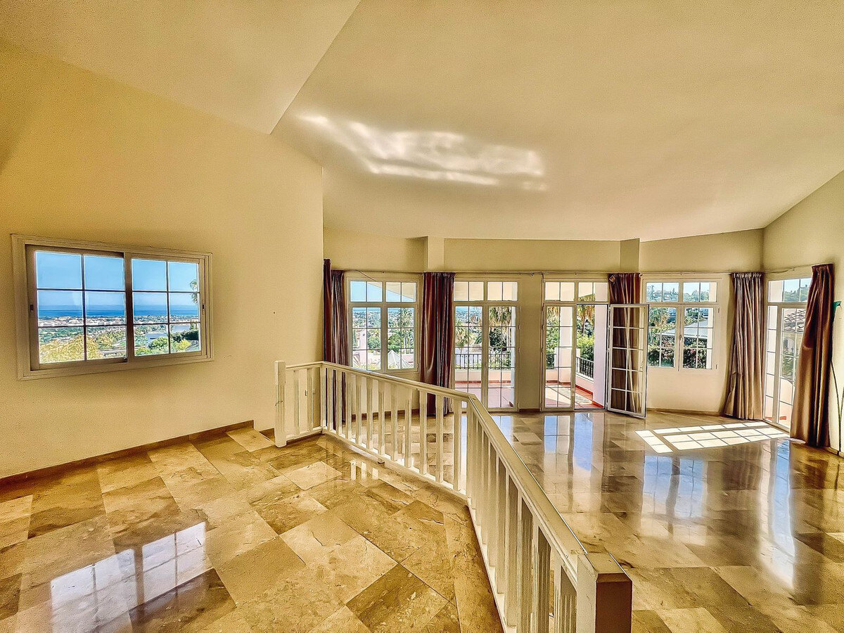 FOR SALE 🏡 Villa to Renovate with Panoramic Sea and Golf Views – El Herrojo, La Quinta, Benahavís 🇪🇸