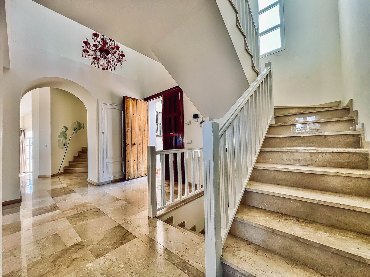 FOR SALE 🏡 Villa to Renovate with Panoramic Sea and Golf Views – El Herrojo, La Quinta, Benahavís 🇪🇸