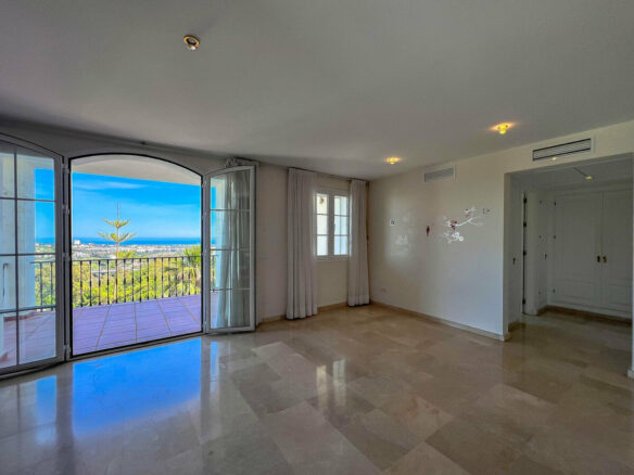 FOR SALE 🏡 Villa to Renovate with Panoramic Sea and Golf Views – El Herrojo, La Quinta, Benahavís 🇪🇸