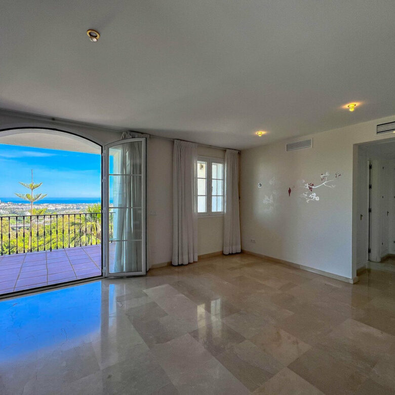 FOR SALE 🏡 Villa to Renovate with Panoramic Sea and Golf Views – El Herrojo, La Quinta, Benahavís 🇪🇸