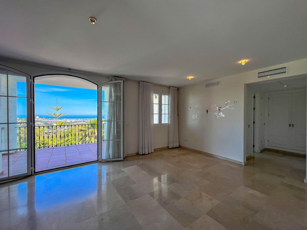 FOR SALE 🏡 Villa to Renovate with Panoramic Sea and Golf Views – El Herrojo, La Quinta, Benahavís 🇪🇸