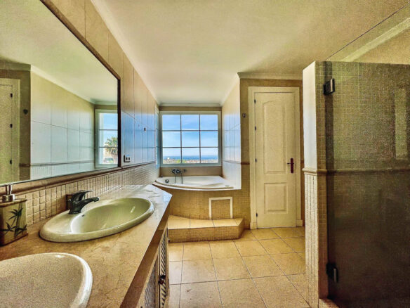 FOR SALE 🏡 Villa to Renovate with Panoramic Sea and Golf Views – El Herrojo, La Quinta, Benahavís 🇪🇸