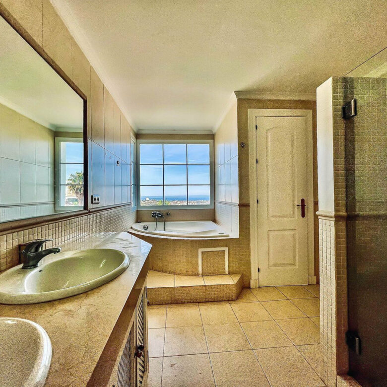 FOR SALE 🏡 Villa to Renovate with Panoramic Sea and Golf Views – El Herrojo, La Quinta, Benahavís 🇪🇸