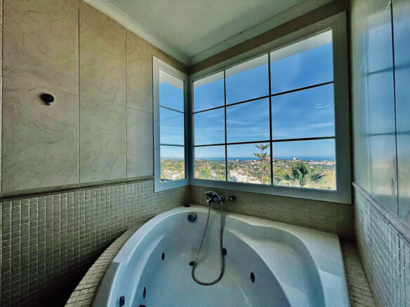 FOR SALE 🏡 Villa to Renovate with Panoramic Sea and Golf Views – El Herrojo, La Quinta, Benahavís 🇪🇸