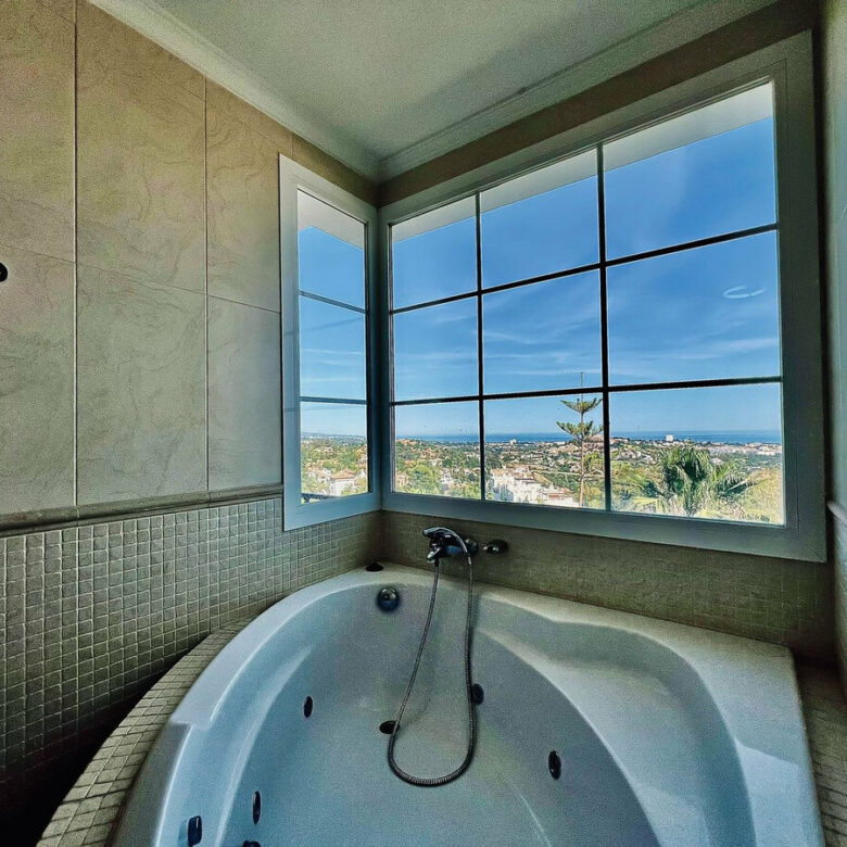 FOR SALE 🏡 Villa to Renovate with Panoramic Sea and Golf Views – El Herrojo, La Quinta, Benahavís 🇪🇸