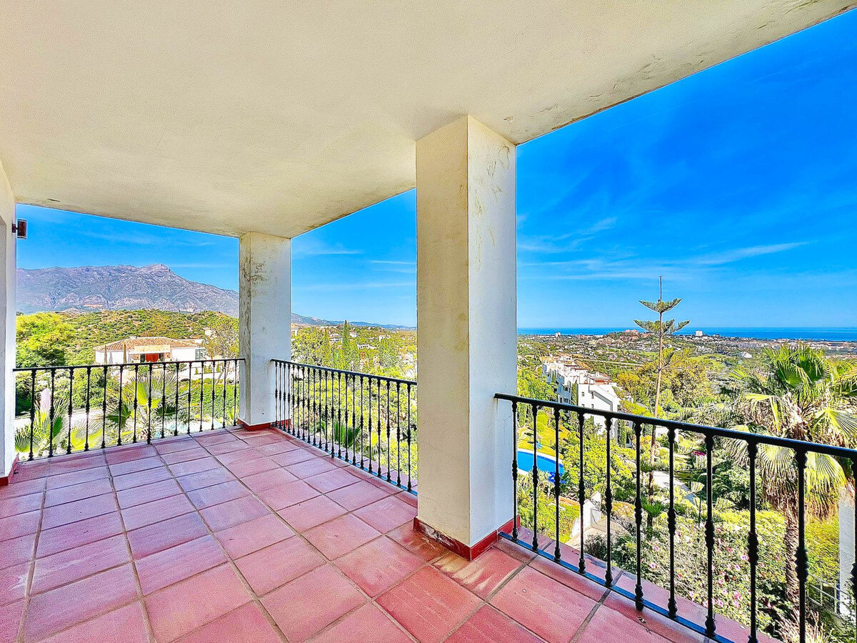 FOR SALE 🏡 Villa to Renovate with Panoramic Sea and Golf Views – El Herrojo, La Quinta, Benahavís 🇪🇸