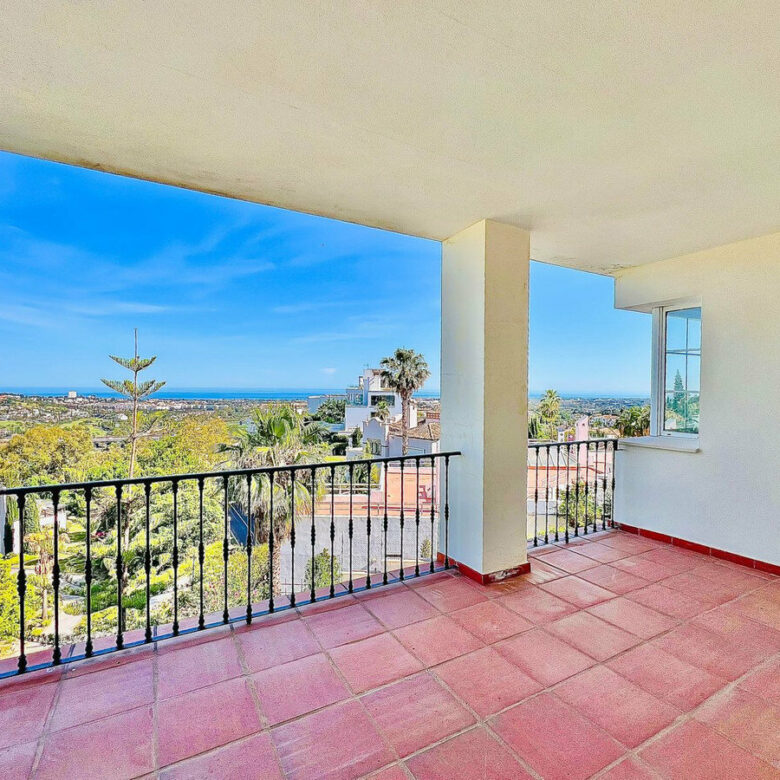FOR SALE 🏡 Villa to Renovate with Panoramic Sea and Golf Views – El Herrojo, La Quinta, Benahavís 🇪🇸