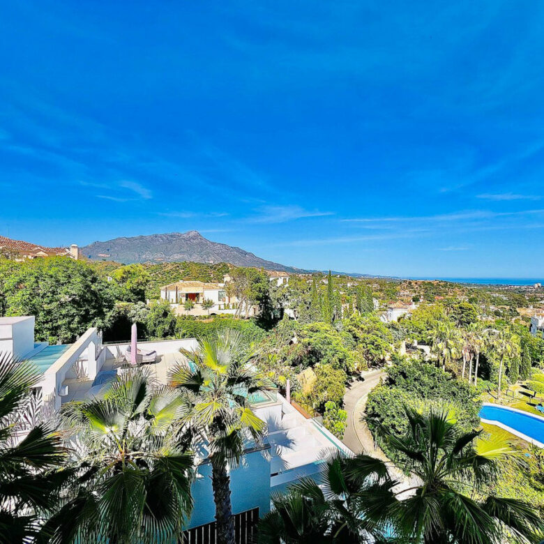 FOR SALE 🏡 Villa to Renovate with Panoramic Sea and Golf Views – El Herrojo, La Quinta, Benahavís 🇪🇸