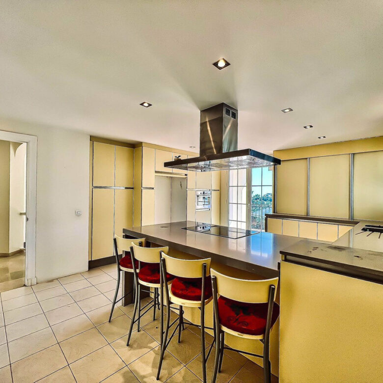 FOR SALE 🏡 Villa to Renovate with Panoramic Sea and Golf Views – El Herrojo, La Quinta, Benahavís 🇪🇸