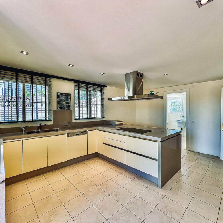 FOR SALE 🏡 Villa to Renovate with Panoramic Sea and Golf Views – El Herrojo, La Quinta, Benahavís 🇪🇸
