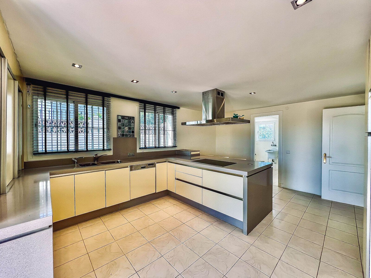 FOR SALE 🏡 Villa to Renovate with Panoramic Sea and Golf Views – El Herrojo, La Quinta, Benahavís 🇪🇸