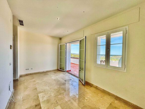 FOR SALE 🏡 Villa to Renovate with Panoramic Sea and Golf Views – El Herrojo, La Quinta, Benahavís 🇪🇸