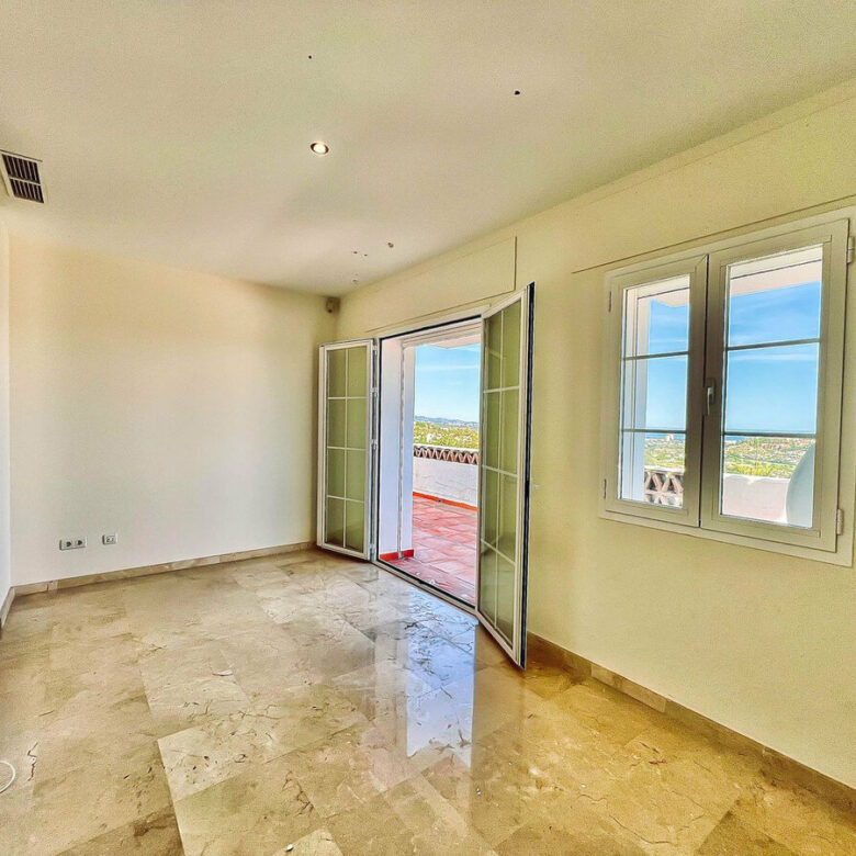 FOR SALE 🏡 Villa to Renovate with Panoramic Sea and Golf Views – El Herrojo, La Quinta, Benahavís 🇪🇸