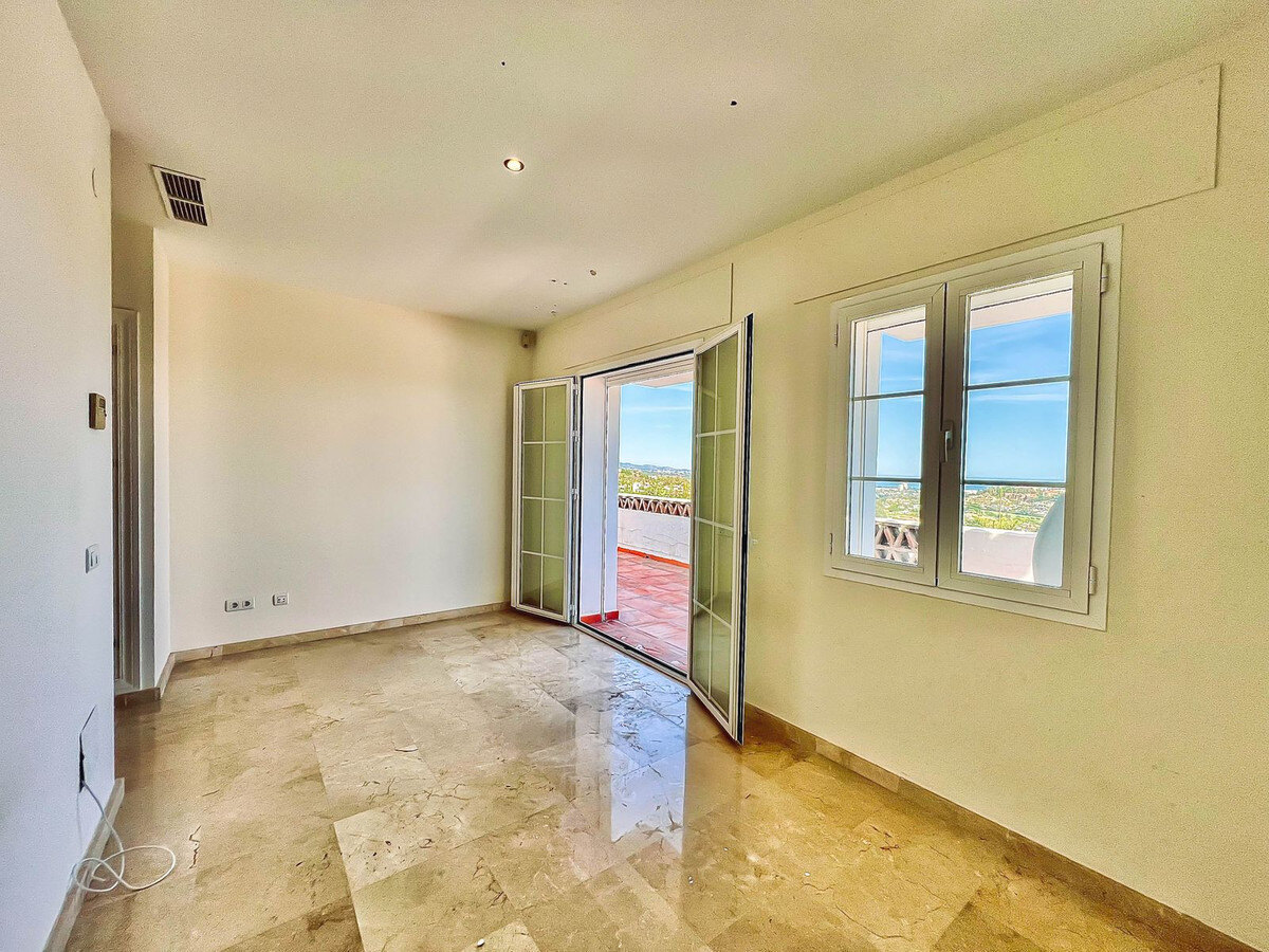 FOR SALE 🏡 Villa to Renovate with Panoramic Sea and Golf Views – El Herrojo, La Quinta, Benahavís 🇪🇸