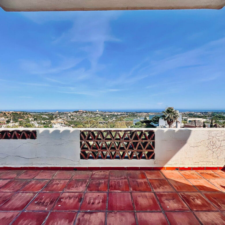 FOR SALE 🏡 Villa to Renovate with Panoramic Sea and Golf Views – El Herrojo, La Quinta, Benahavís 🇪🇸
