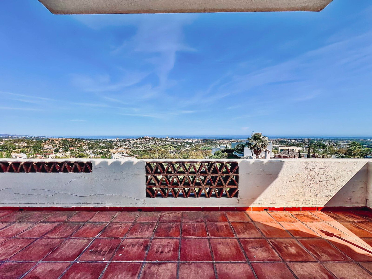 FOR SALE 🏡 Villa to Renovate with Panoramic Sea and Golf Views – El Herrojo, La Quinta, Benahavís 🇪🇸
