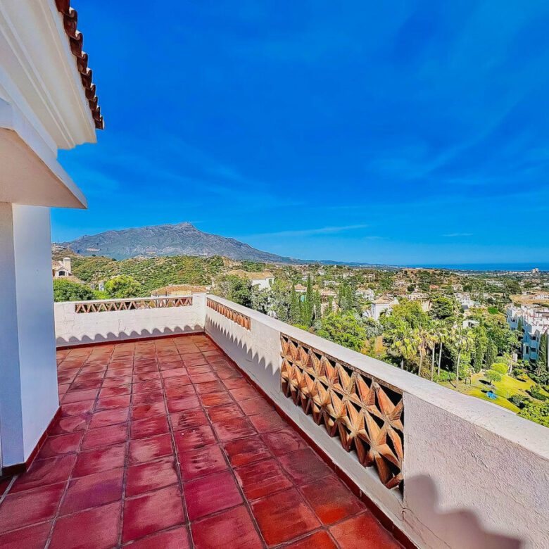 FOR SALE 🏡 Villa to Renovate with Panoramic Sea and Golf Views – El Herrojo, La Quinta, Benahavís 🇪🇸