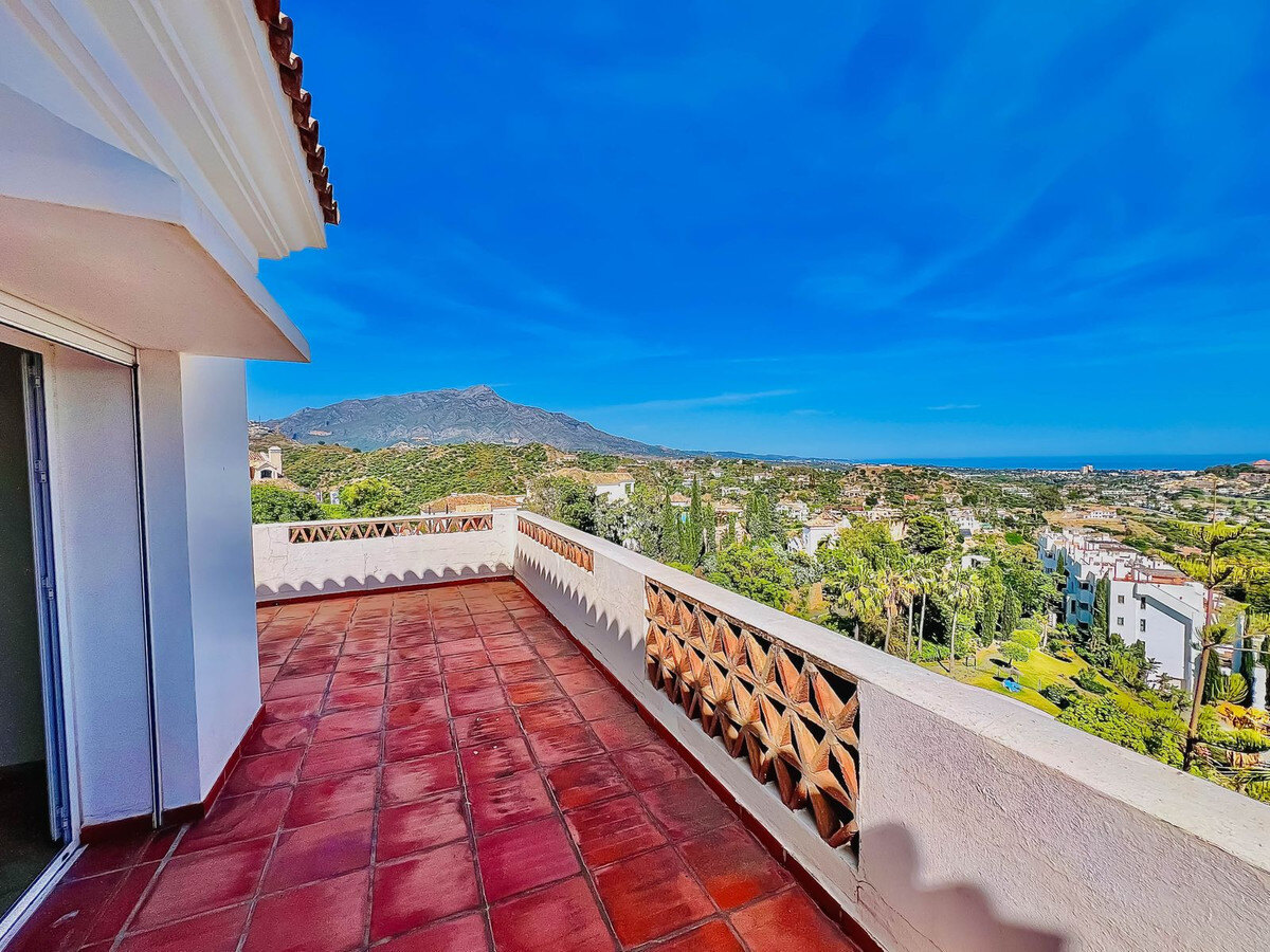 FOR SALE 🏡 Villa to Renovate with Panoramic Sea and Golf Views – El Herrojo, La Quinta, Benahavís 🇪🇸