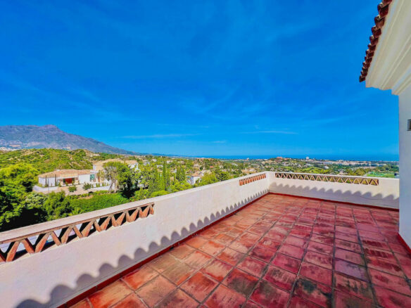 FOR SALE 🏡 Villa to Renovate with Panoramic Sea and Golf Views – El Herrojo, La Quinta, Benahavís 🇪🇸
