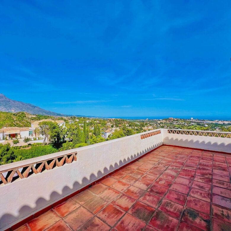 FOR SALE 🏡 Villa to Renovate with Panoramic Sea and Golf Views – El Herrojo, La Quinta, Benahavís 🇪🇸