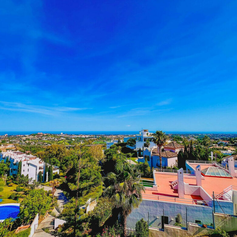 FOR SALE 🏡 Villa to Renovate with Panoramic Sea and Golf Views – El Herrojo, La Quinta, Benahavís 🇪🇸