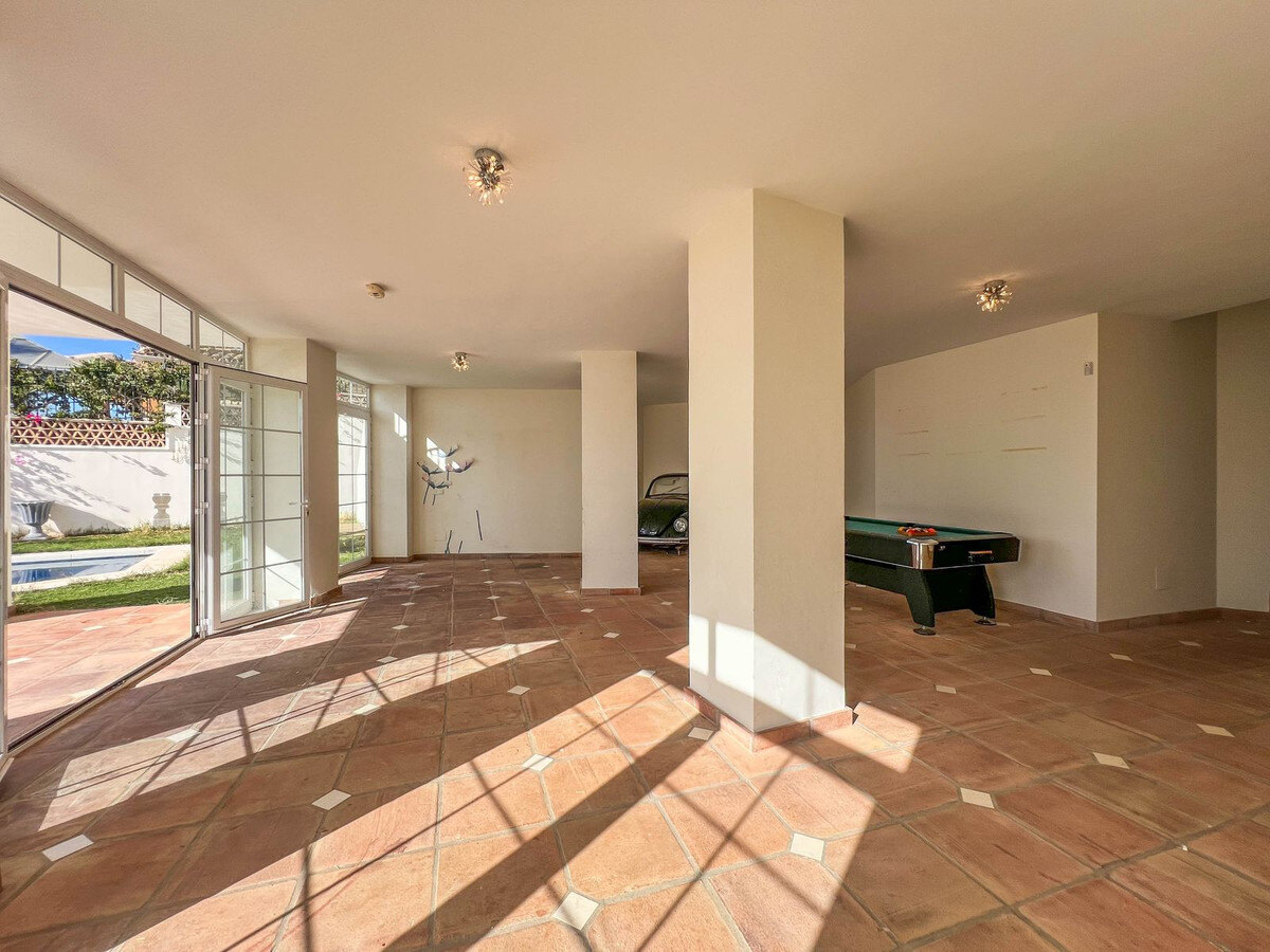 FOR SALE 🏡 Villa to Renovate with Panoramic Sea and Golf Views – El Herrojo, La Quinta, Benahavís 🇪🇸
