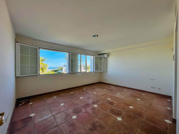 FOR SALE 🏡 Villa to Renovate with Panoramic Sea and Golf Views – El Herrojo, La Quinta, Benahavís 🇪🇸