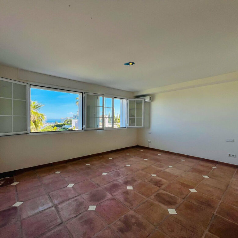 FOR SALE 🏡 Villa to Renovate with Panoramic Sea and Golf Views – El Herrojo, La Quinta, Benahavís 🇪🇸